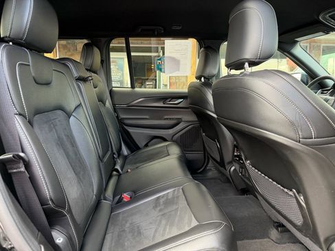 Used 2025 Jeep Grand Cherokee Altitude image 19