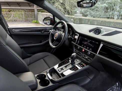 Certified 2025 Porsche Macan image 51