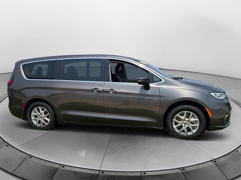 Used 2023 Chrysler Pacifica Touring-L FWD image 2