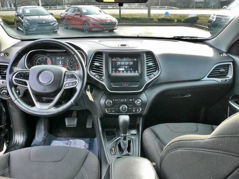 Used 2019 Jeep Cherokee Latitude w/ Cold Weather Group image 9