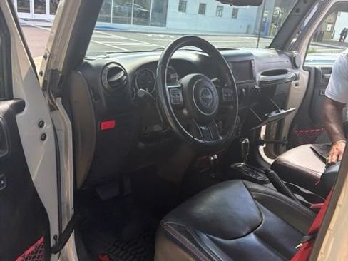 Used 2017 Jeep Wrangler Unlimited Rubicon AWD/4WD image 4