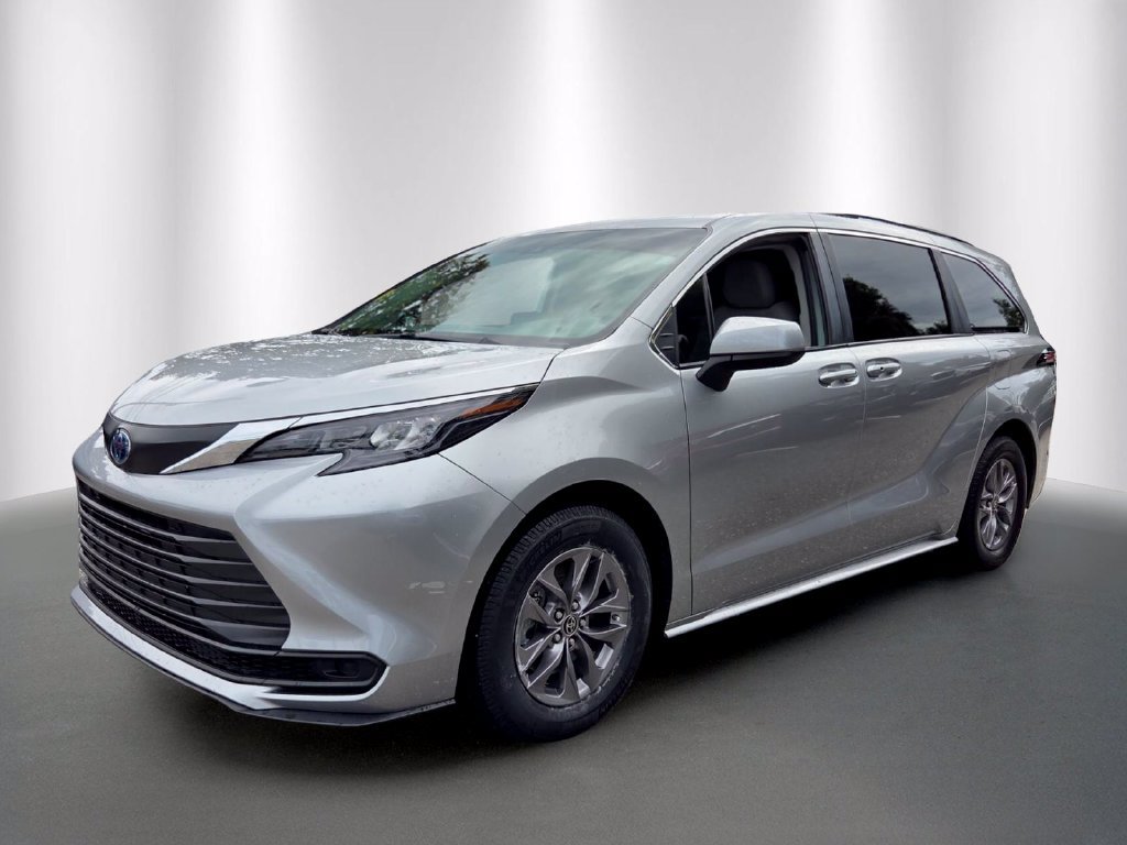 Used 2024 Toyota Sienna LE FWD image 3