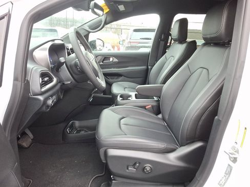 New 2026 Chrysler Pacifica Select image 11