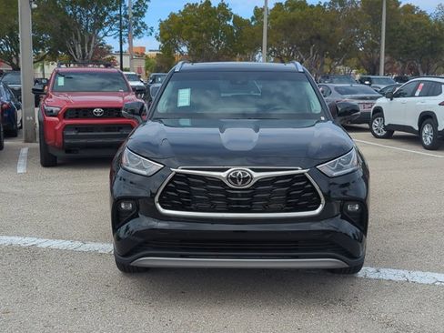 New 2026 Toyota Highlander Platinum image 2