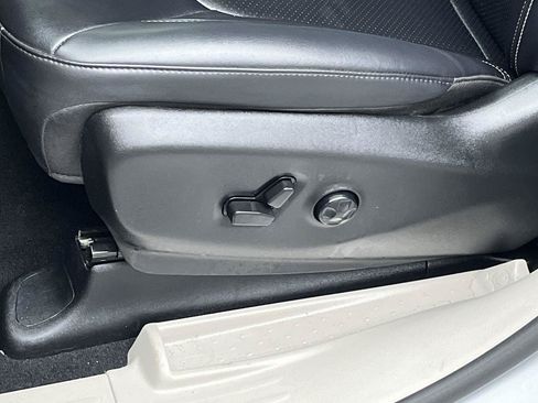 Used 2024 Chrysler Pacifica Touring-L FWD image 9