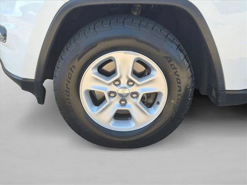 Used 2017 Jeep Grand Cherokee Laredo AWD/4WD image 9