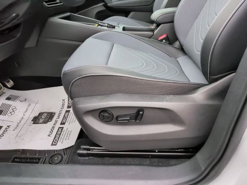 Used 2025 Volkswagen Tiguan SE R-Line image 18