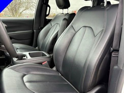 Used 2025 Chrysler Pacifica Select FWD image 12