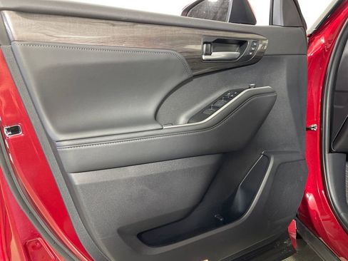 New 2026 Toyota Highlander Platinum AWD/4WD image 17