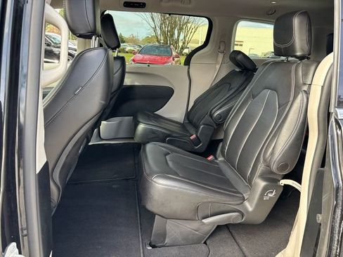 Used 2023 Chrysler Pacifica Touring-L image 12