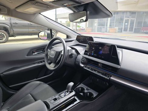 Used 2025 Toyota Prius XLE FWD image 11