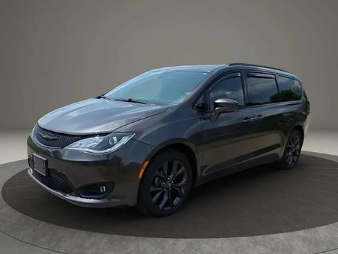 Used 2019 Chrysler Pacifica Touring-L Plus w/ S Appearance Package FWD image 3