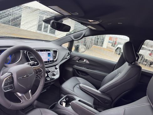 New 2026 Chrysler Pacifica Select image 25
