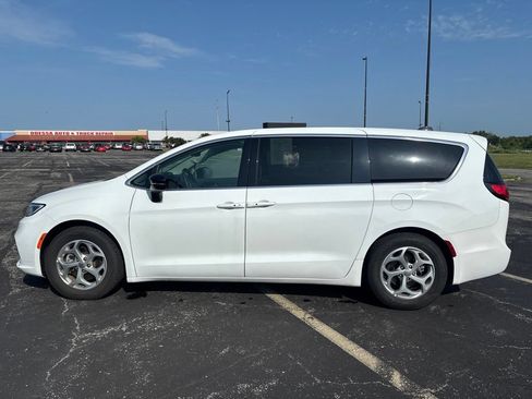 Used 2024 Chrysler Pacifica Limited FWD image 8