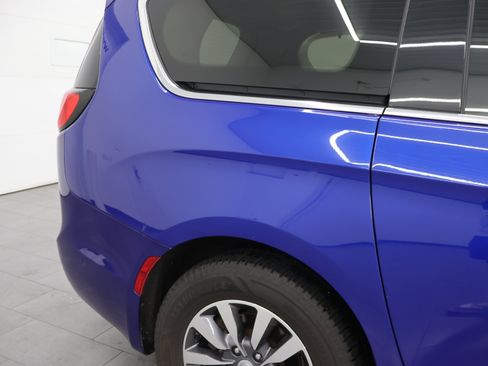 Used 2020 Chrysler Pacifica Touring-L Plus FWD image 29