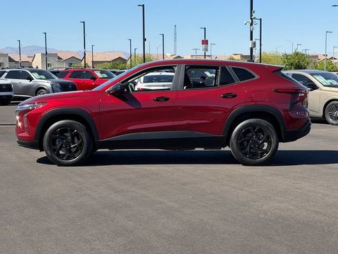 Used 2024 Chevrolet Trax LS w/ LS Convenience Package FWD image 2