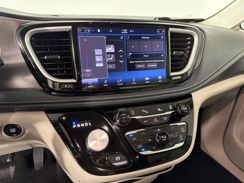 Used 2021 Chrysler Pacifica Touring-L FWD image 14