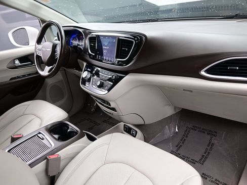 Used 2018 Chrysler Pacifica Touring-L Plus w/ Advanced Safetytec Group FWD image 15