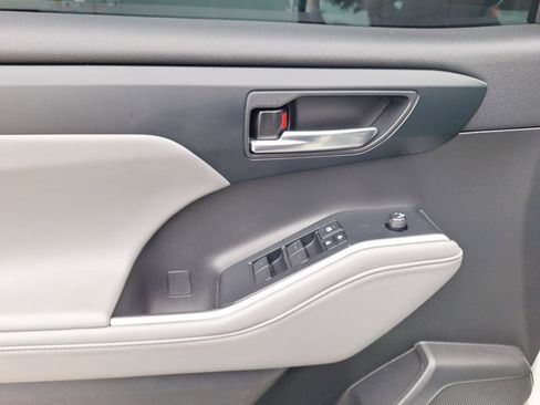 Used 2022 Toyota Highlander XLE image 17