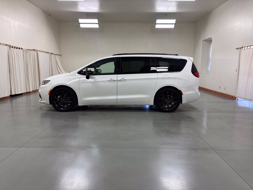 Used 2025 Chrysler Pacifica Limited FWD image 5
