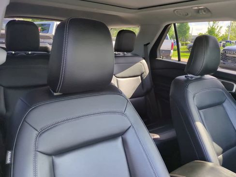 Used 2022 Ford Explorer XLT w/ Equipment Group 202A RWD image 7