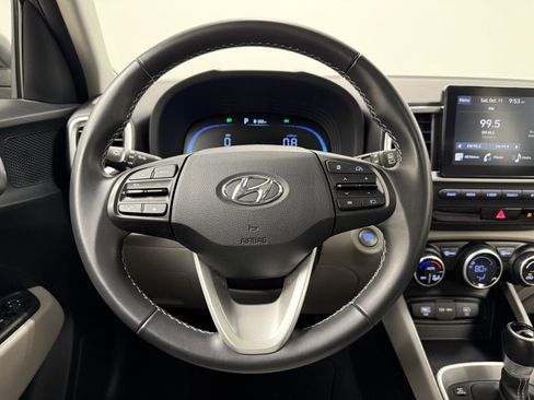 Used 2024 Hyundai Venue SEL image 18