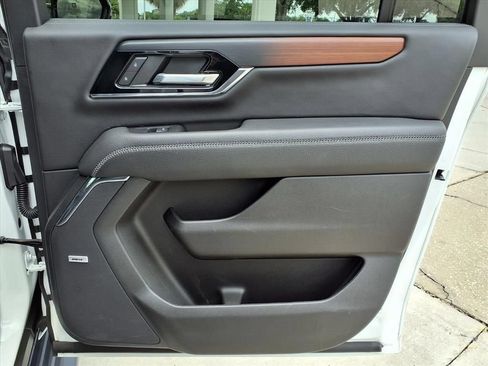 Used 2025 GMC Yukon XL Denali AWD/4WD image 12