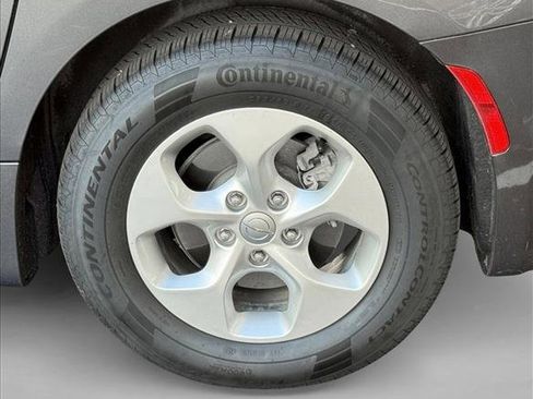 Used 2018 Chrysler Pacifica Touring-L image 8