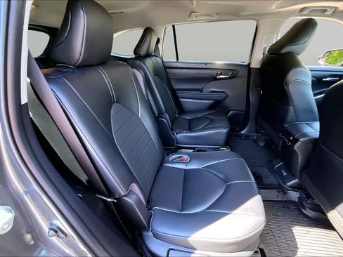 Used 2023 Toyota Highlander XLE AWD/4WD image 19
