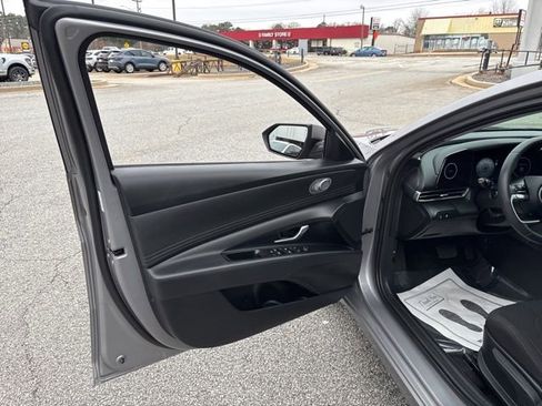 Used 2025 Hyundai Elantra SEL image 10
