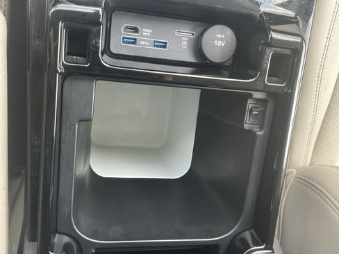 Used 2017 Land Rover Discovery HSE AWD/4WD image 24