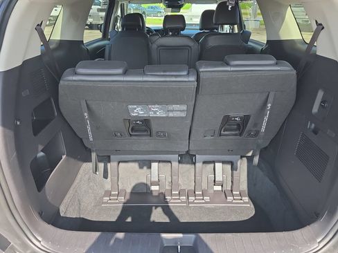 Used 2025 Kia Carnival FWD image 12