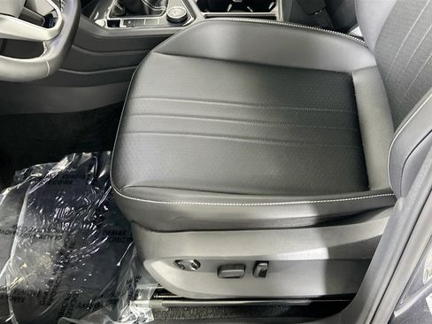 Used 2023 Volkswagen Tiguan SE AWD/4WD image 18