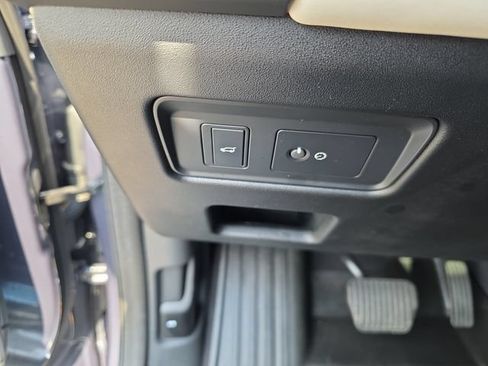 Used 2025 Land Rover Discovery S AWD/4WD image 30