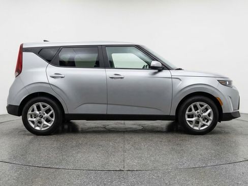 Used 2025 Kia Soul LX w/ LX Technology Package FWD image 11
