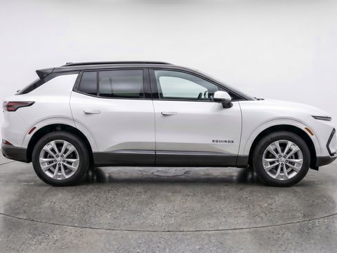 Used 2025 Chevrolet Equinox LT image 11