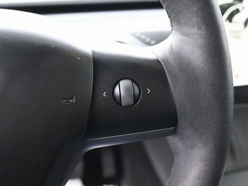 Used 2022 Tesla Model Y Long Range image 22