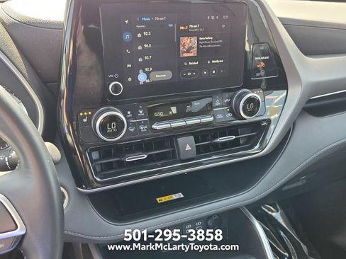 Used 2025 Toyota Highlander AWD image 19