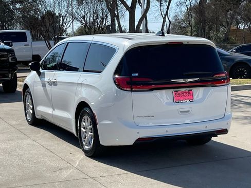 Used 2025 Chrysler Pacifica Select image 4