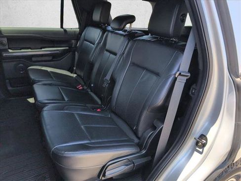 Used 2018 Ford Expedition XLT w/ Equipment Group 202A AWD/4WD image 18