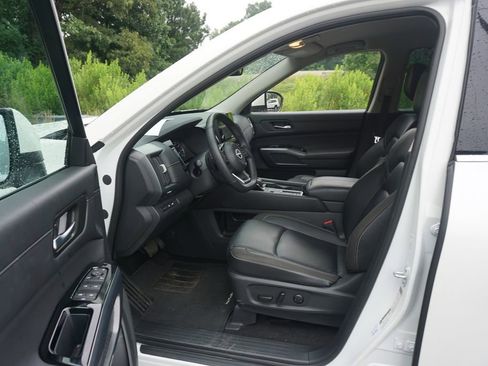 Used 2024 Nissan Pathfinder SL FWD image 2
