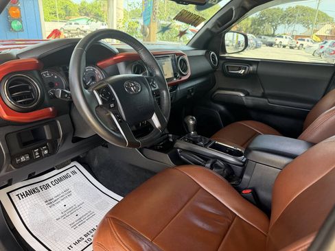 Used 2017 Toyota Tacoma TRD Sport w/ Premium & Technology Package RWD image 11