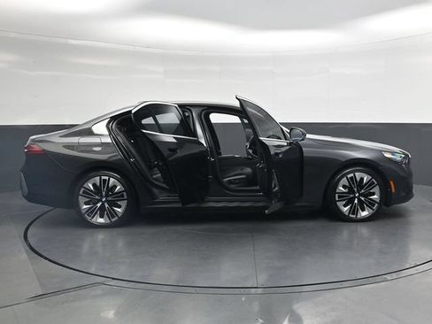 Used 2025 BMW i5 eDrive40i w/ Premium Package RWD image 40