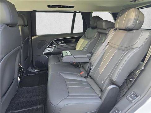 New 2025 Land Rover Range Rover Long Wheelbase SE image 16