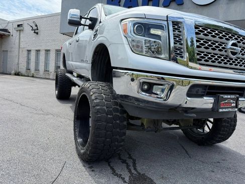 Used 2017 Nissan Titan SL image 4