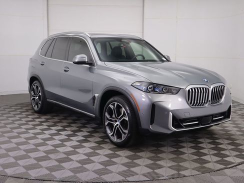 Used 2025 BMW X5 xDrive50e w/ Parking Assistance Package AWD/4WD image 3