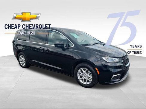 Used 2025 Chrysler Pacifica Select FWD image 7