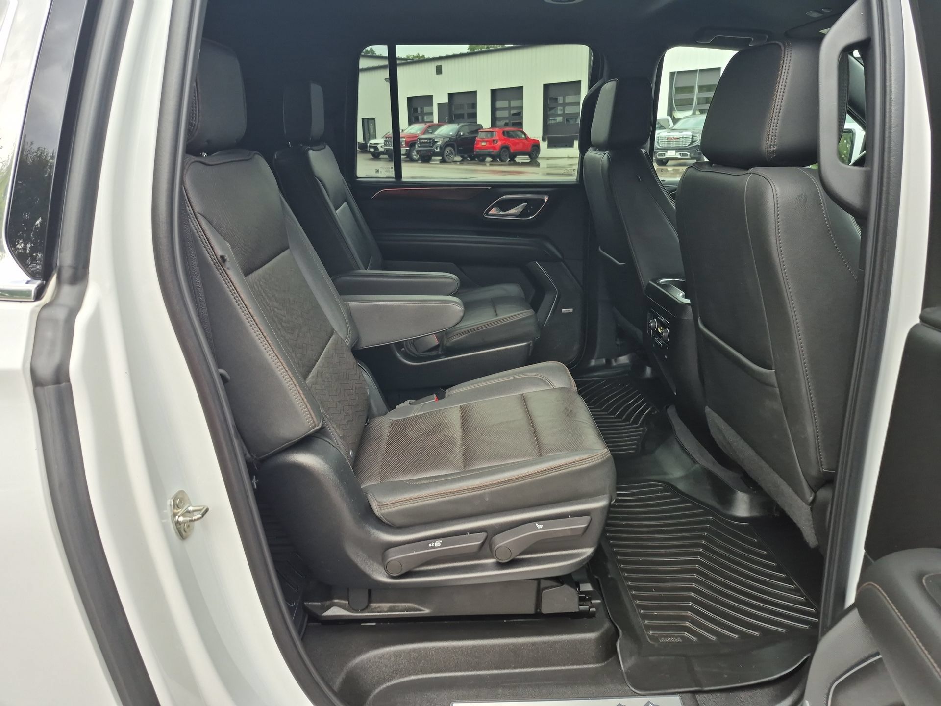 Used 2023 Chevrolet Suburban High Country AWD/4WD image 28