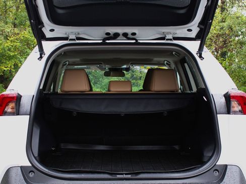 Used 2023 Toyota RAV4 XLE Premium image 12