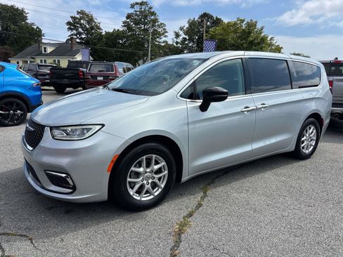 Certified 2024 Chrysler Pacifica Touring-L FWD image 7